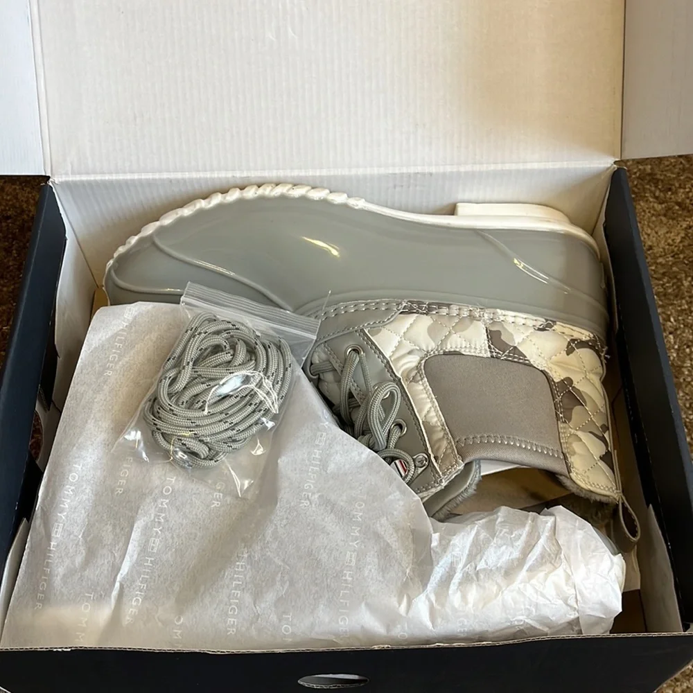 Tommy Hilfiger TWHADA Duck Boots Womens size 10 - Picture 5 of 5